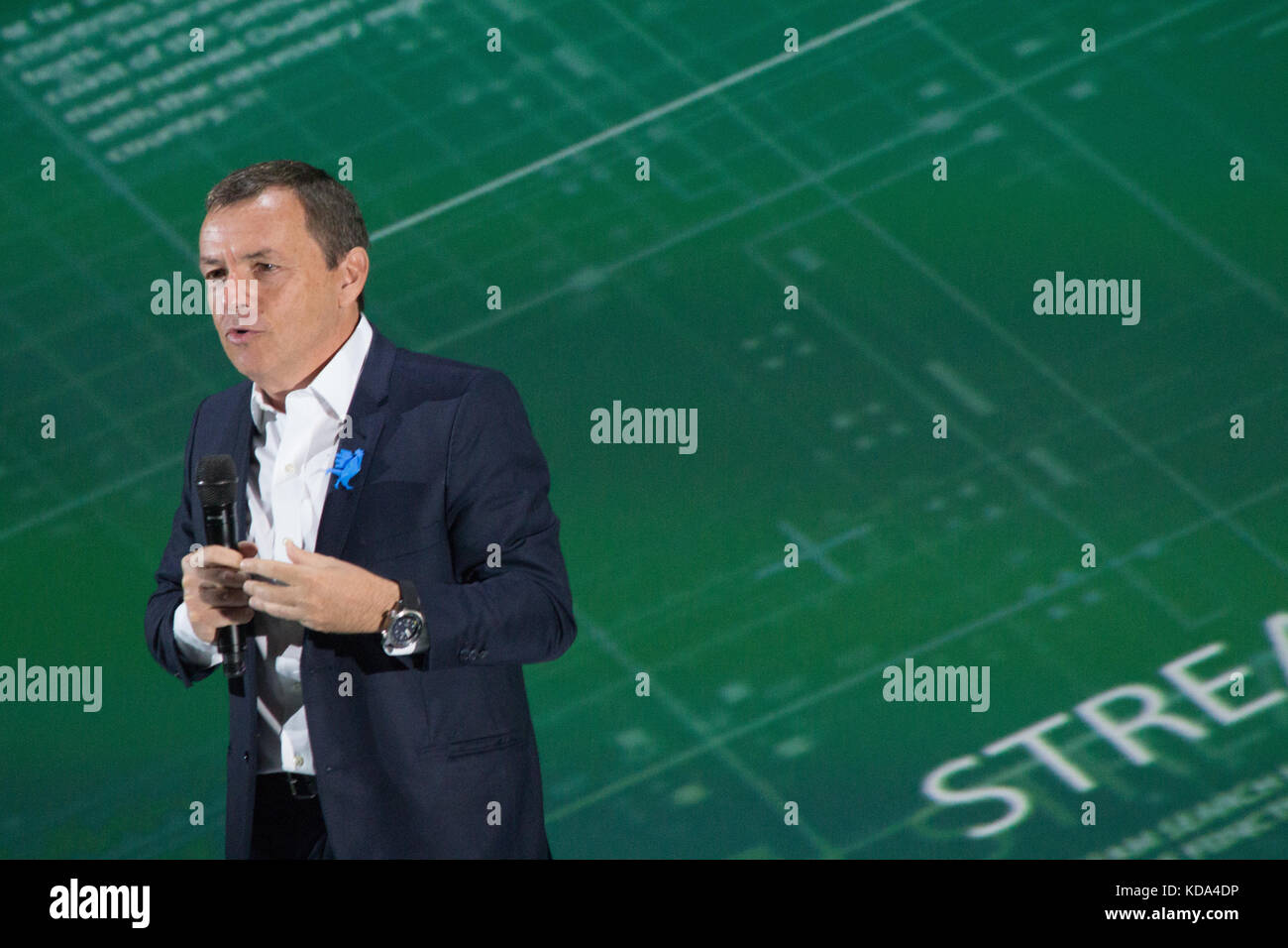 Parigi, Francia. Xii oct, 2017. Alain Weill, CEO di NextRadio TV (media), apre il 2017 BPI innovation summit in AccorHotels Arena (Parigi). Credito: Paul-Marie Guyon/Alamy Live News Foto Stock