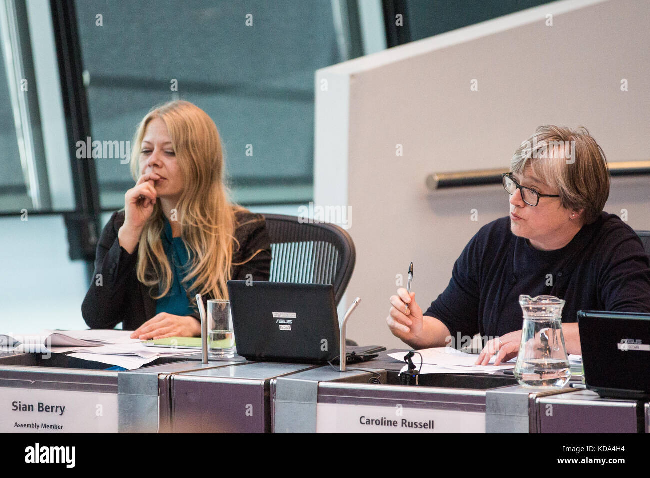 Londra, Regno Unito. Xii oct, 2017. caroline russell, verde london assembly stati, pone una questione di bessemer grange alunni su quietway 7 (Elephant & Castle per il palazzo di cristallo) al sindaco di Londra sadiq khan durante il sindaco del tempo delle interrogazioni, a city hall. Credito: mark kerrison/alamy live news Foto Stock