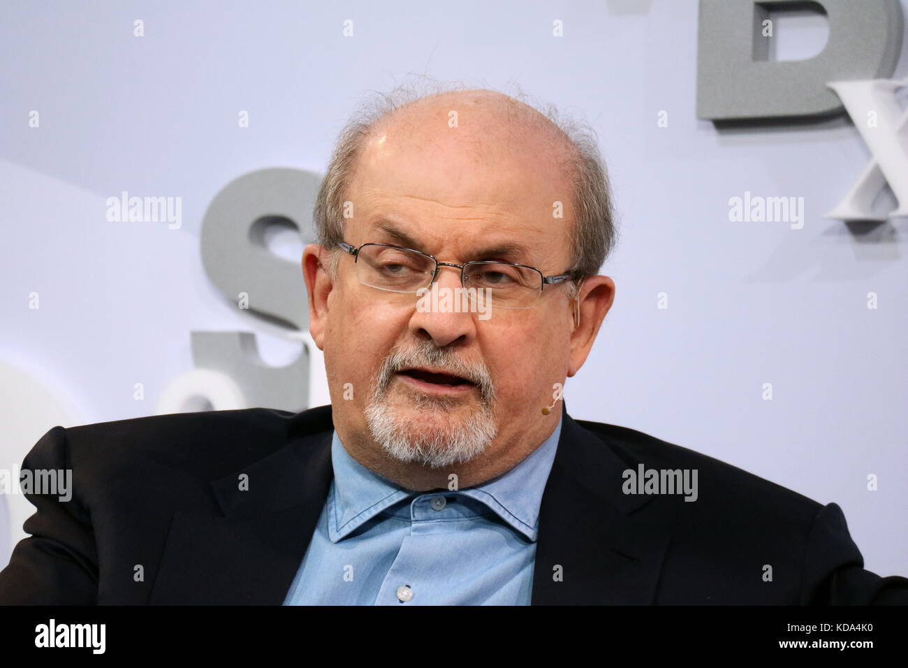 Francoforte, Germania. 12 Ott 2017. Sir Ahmed Salman Rushdie, breve Salman Rushdie, romanziere ed essayista britannico indiano, presenta il suo tredicesimo romanzo "Golden House" (2017, originale: The Golden House) a Buchmesse Frankfurt 2017 (Fiera Internazionale del Libro di Francoforte 2017). Credito: Christian Lademann Foto Stock