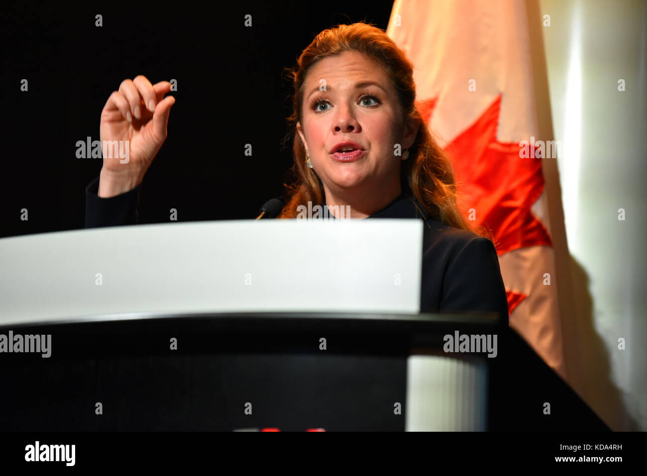 Signora Sophie Gregoire Trudeau, moglie di il primo ministro canadese Justin Trudeau, indirizzi insieme per ragazze organizzazione su Ottobre 11th, la Giornata internazionale della ragazza presso l'Ambasciata canadese a Washington DC. Lei parla di spezzare il ciclo della violenza contro le donne. La sig.ra Trudeau è un avvocato per la parità tra uomini e donne e i diritti delle donne e delle bambine e delle libertà. Insieme per le ragazze è un global partnership pubblico-privato dedicato a porre fine alla violenza contro i bambini. Foto di Sharon Natoli Foto Stock