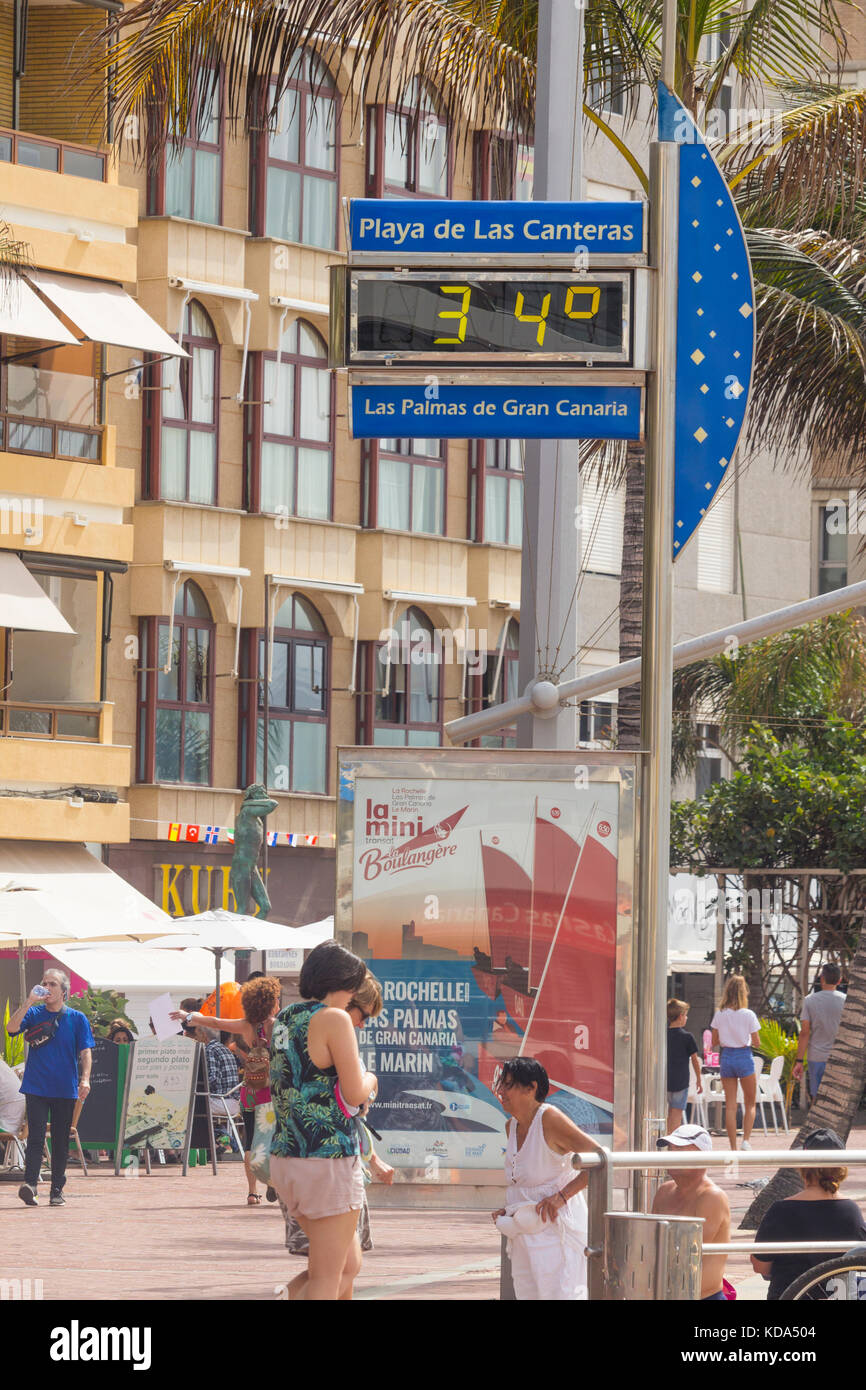 Las Palmas, Gran Canaria, Isole Canarie, Spagna. 12 ottobre 2017. Meteo: I tornei e la gente del posto si dirigono verso la spiaggia della città di Las Palmas a Gran Canaria, mentre i venti caldi provenienti dal Sahara portano temperature superiori al solito di ottobre (34 - 36 gradi Celsius il giovedì pomeriggio). Gli osservatori dicono che questi venti caldi si estenderanno fino al nord del Regno Unito, con alcune parti del Regno Unito che potrebbero vedere temperature nella metà dei 20 Celsius entro il fine settimana. Crediti: ALAN DAWSON/Alamy Live News Foto Stock