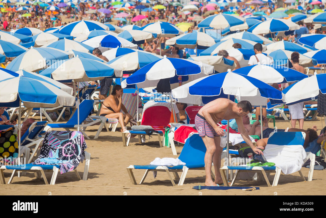 Las Palmas, Gran Canaria, Isole Canarie, Spagna. 12 ottobre 2017. Meteo: I tornei e la gente del posto si dirigono verso la spiaggia della città di Las Palmas a Gran Canaria, mentre i venti caldi provenienti dal Sahara portano temperature superiori al solito di ottobre (34 - 36 gradi Celsius il giovedì pomeriggio). Gli osservatori dicono che questi venti caldi si estenderanno fino al nord del Regno Unito, con alcune parti del Regno Unito che potrebbero vedere temperature nella metà dei 20 Celsius entro il fine settimana. Crediti: ALAN DAWSON/Alamy Live News Foto Stock