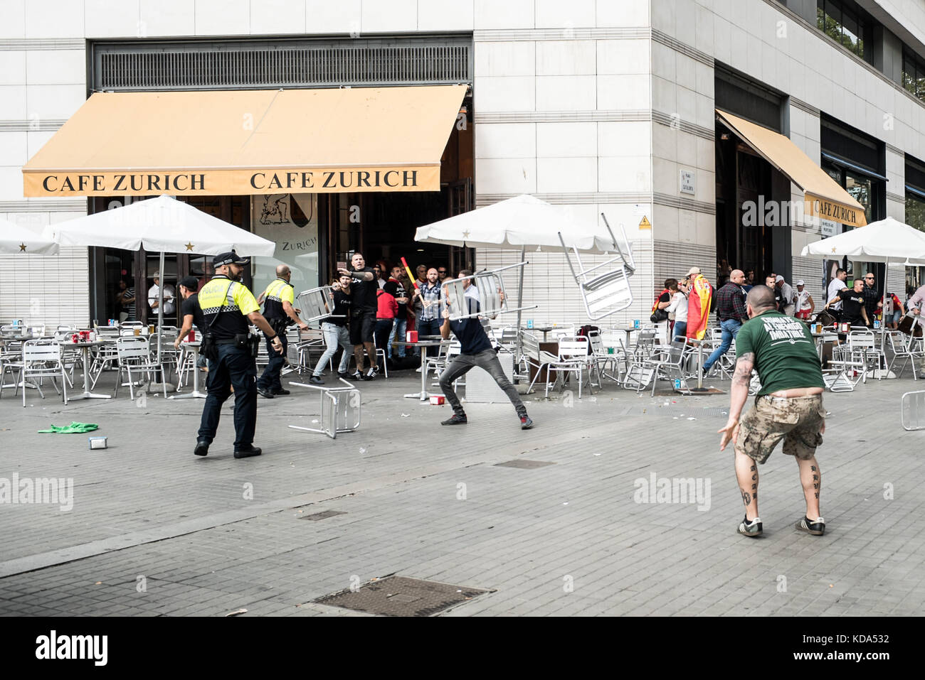 Barcellona, Spagna. 12 ottobre 2017. I manifestanti di estrema destra assaltano il Zurich Bar a Placa Catalunya durante la manifestazione unionista della giornata Nazionale crediti: Piero Cruciatti/Alamy Live News Foto Stock