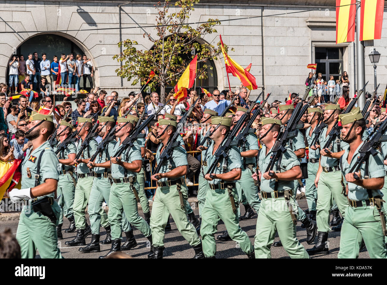 Madrid, Spagna - 12 Ottobre 2017: Legionarios marciando nella nazionale spagnola esercito giorno Parade. Parecchie truppe prendere parte alla parata militare per la Spagna della Giornata Nazionale. Il re Felipe VI, Regina Letizia e il Primo Ministro spagnolo Mariano Rajoy ha presieduto la parata. Juan Jimenez/Alamy Live News Foto Stock