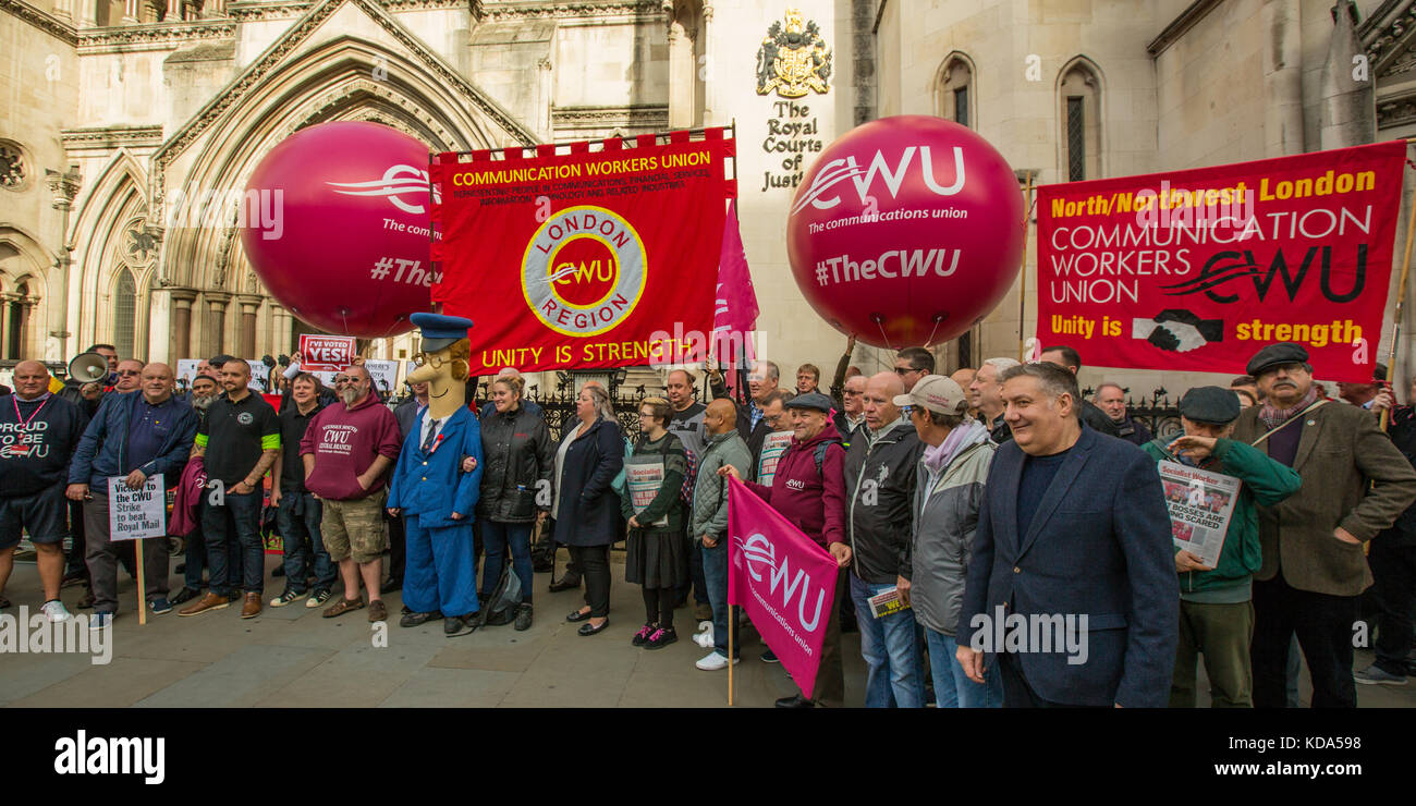 Londra, Regno Unito. Il 12 ottobre 2017. I membri delle comunicazioni sindacali a protestare presso il Royal Courts of Justice come il Post Office intraprendere azioni legali per impedire lo sciopero. David Rowe/Alamy Live News. Foto Stock