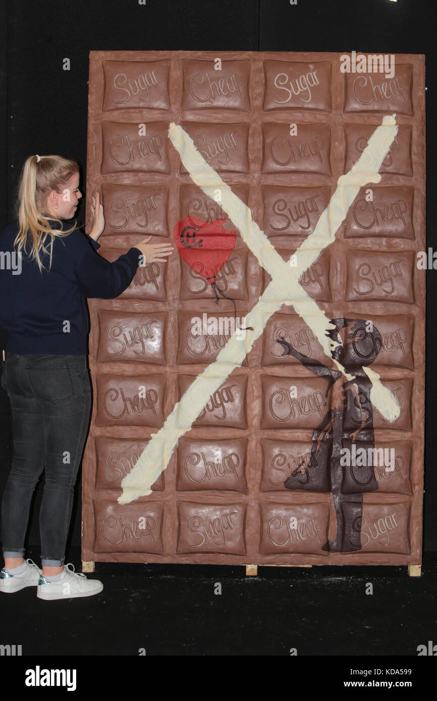 Londra REGNO UNITO 12-ott-2017 La quinta edizione del Salone del Cioccolato ha avuto la sua anteprima stampa la giornata di oggi, e aperto al pubblico a partire da domani , uno dei punti salienti della mostra sarà il choco l'arte meravigliose opere di arte fatta interamente di cioccolato, tra i capolavori sono stati la mona lisa, banksy della balloon girl, notte stellata di Van Gogh, il grido di Edvard Munch, piange la donna di Picasso, la composizione 11 in rosso blu e giallo di Mondrian, Il Bacio di Klimt e la grande onda off kanazawa da hokusai e una scultura di David michellangelos . credito: Paolo quezada-Neiman/alamy live news Foto Stock