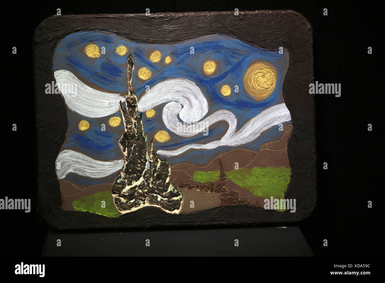 Londra REGNO UNITO 12-ott-2017 La quinta edizione del Salone del Cioccolato ha avuto la sua anteprima stampa la giornata di oggi, e aperto al pubblico a partire da domani , uno dei punti salienti della mostra sarà il choco l'arte meravigliose opere di arte fatta interamente di cioccolato, tra i capolavori sono stati la mona lisa, banksy della balloon girl, notte stellata di Van Gogh, il grido di Edvard Munch, piange la donna di Picasso, la composizione 11 in rosso blu e giallo di Mondrian, Il Bacio di Klimt e la grande onda off kanazawa da hokusai e una scultura di David michellangelos . credito: Paolo quezada-Neiman/alamy live news Foto Stock