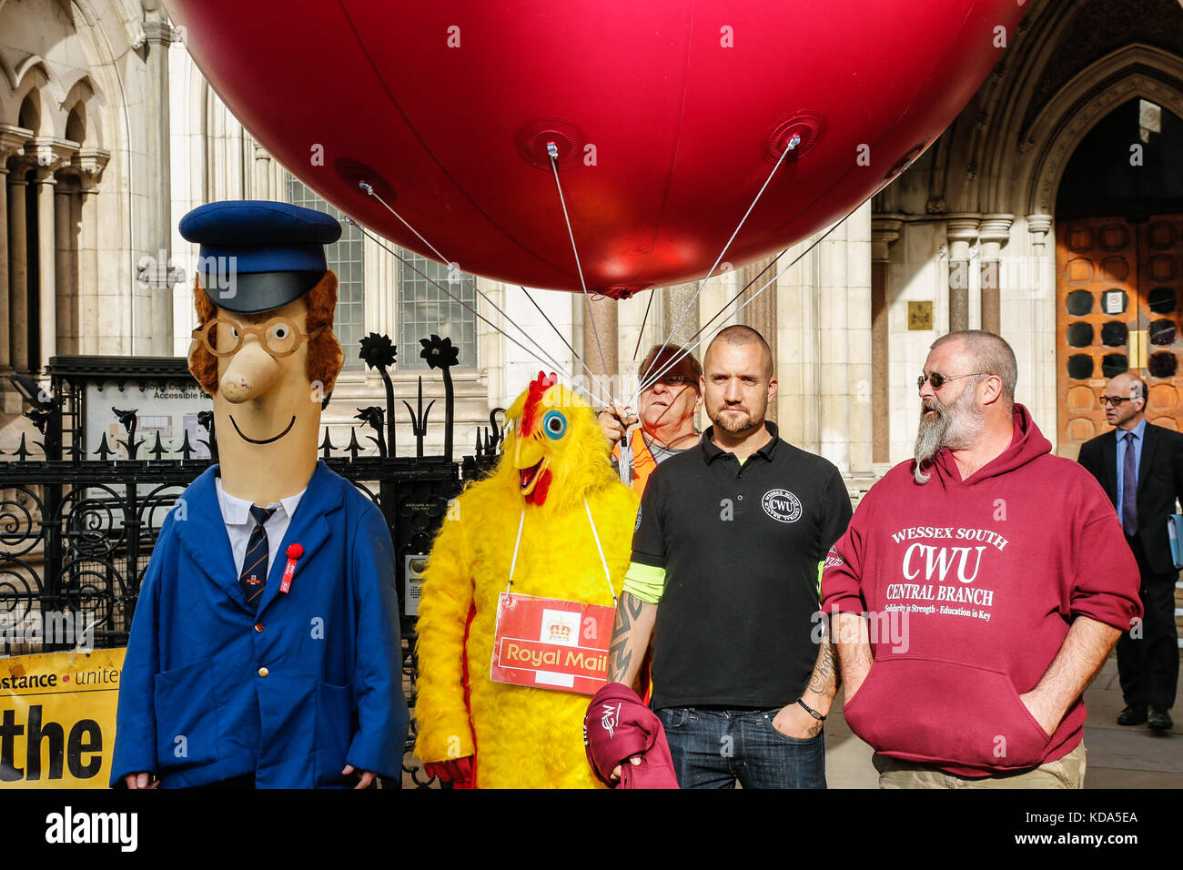 Londra, Regno Unito. Il 12 ottobre 2017. I membri delle comunicazioni sindacali a protestare presso il Royal Courts of Justice come il Post Office intraprendere azioni legali per impedire lo sciopero. David Rowe/Alamy Live News. Foto Stock