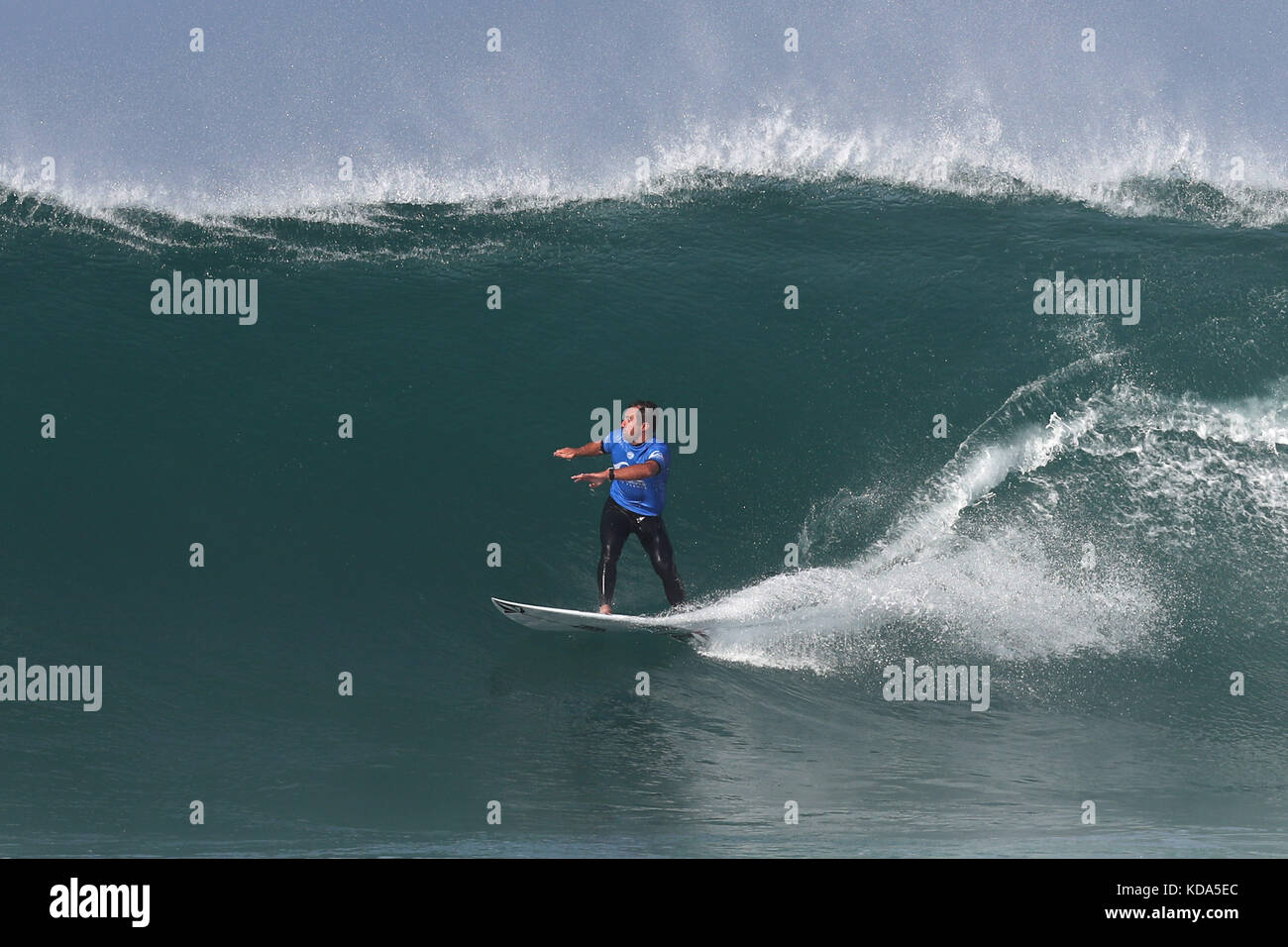 Hossegor, Francia. Xii oct, 2017. SPORT, surf, WSL QUIKSILVER PRO FRANCIA - Joan Duru di Francia compete durante il primo round del Mondiale 2017 Campionato Surf Quicksilver Pro Francia il 12 ottobre 2017 in Hossegor, Francia. Credito: Manuel Blondau/ZUMA filo/Alamy Live News Foto Stock