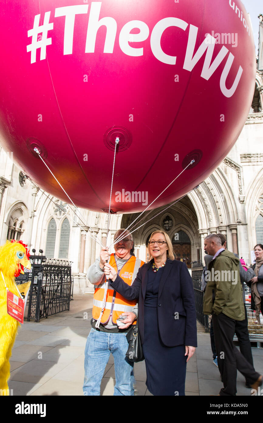 Londra, Regno Unito. Il 12 ottobre 2017. I membri delle comunicazioni sindacali a protestare presso il Royal Courts of Justice come il Post Office intraprendere azioni legali per impedire lo sciopero. David Rowe/Alamy Live News. Foto Stock