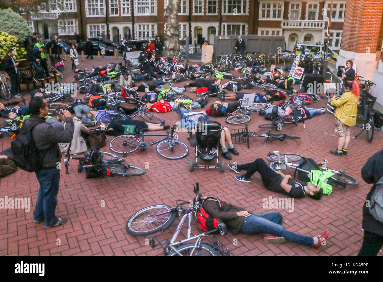 Londra Regno Unito. Xii ottobre 2017. Gli attivisti fase 'die-NELL' protesta veglia e al di fuori di kensington e chelsea town hall dopo un ciclista femmina è stato ucciso il Chelsea Bridge su settembre 27 diventando la settima vittima di morire questo anno credito: amer ghazzal/alamy live news Foto Stock