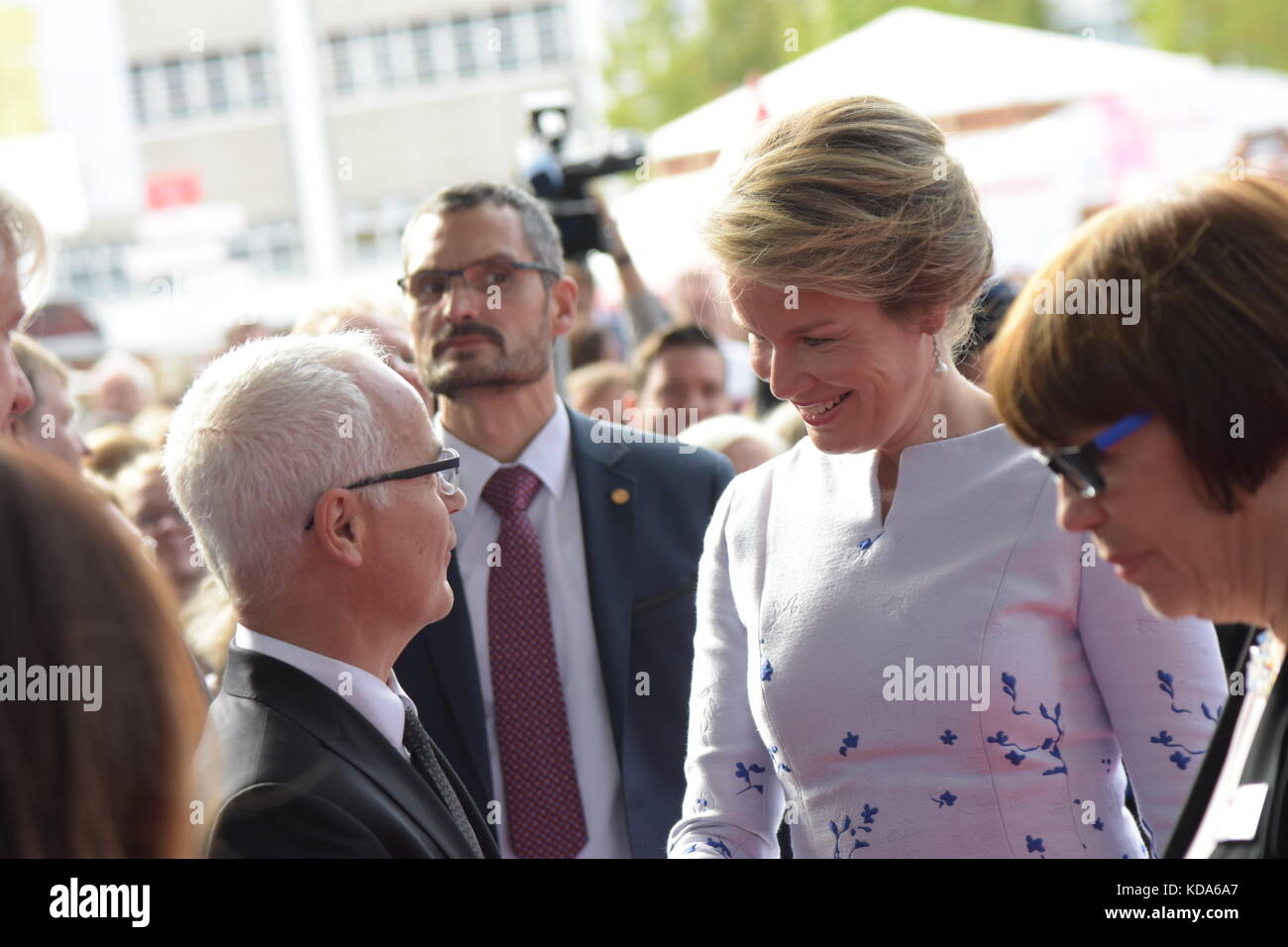 Francoforte, Germania. 12 ottobre 2017. Sua Maestà la Regina Matilde del Belgio in visita alla Fiera della libraia di Francoforte accompagnata da Rudy Demotte, ministro-presidente della Comunità francese, arrivo su tappeto rosso il 12 ottobre 2017 a Francoforte sul meno, Germania. Crediti: Markus Wissmann/Alamy Live News Foto Stock