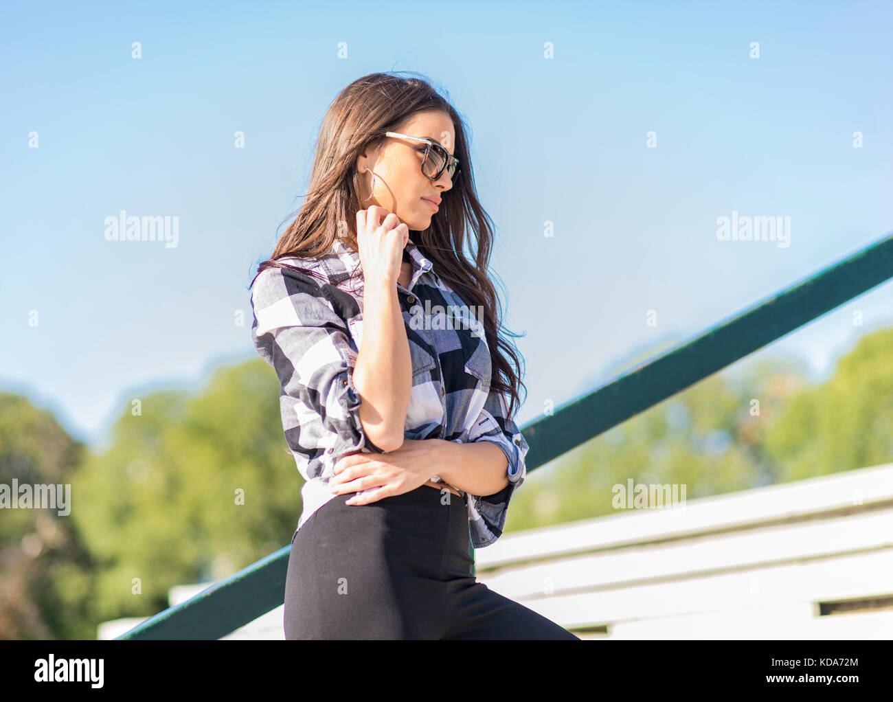 Donna attraente in posa all'aperto sulle scale Foto Stock