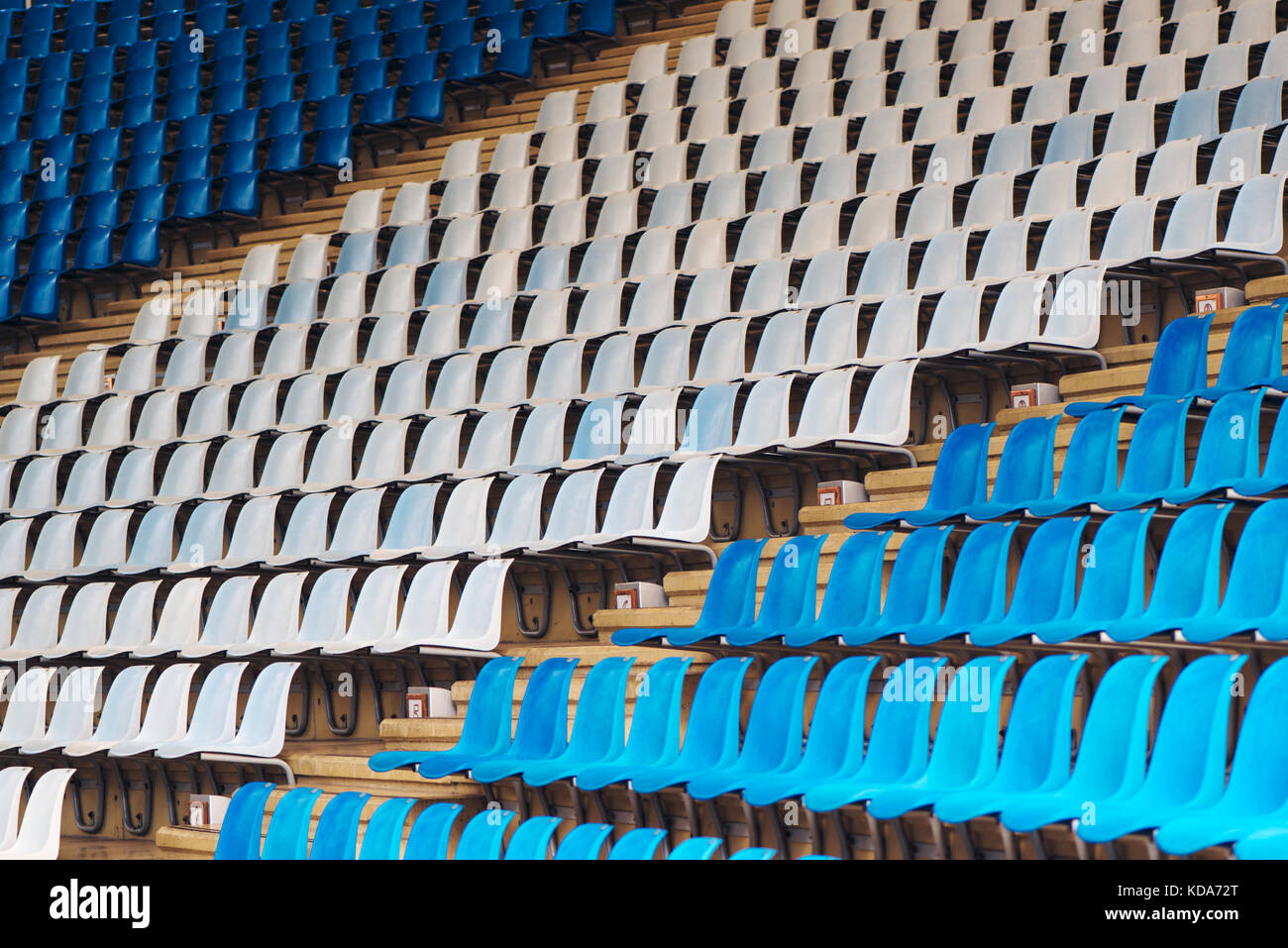 Blu e bianco di plastica posti allo stadio come sequenza di ripetizione Foto Stock