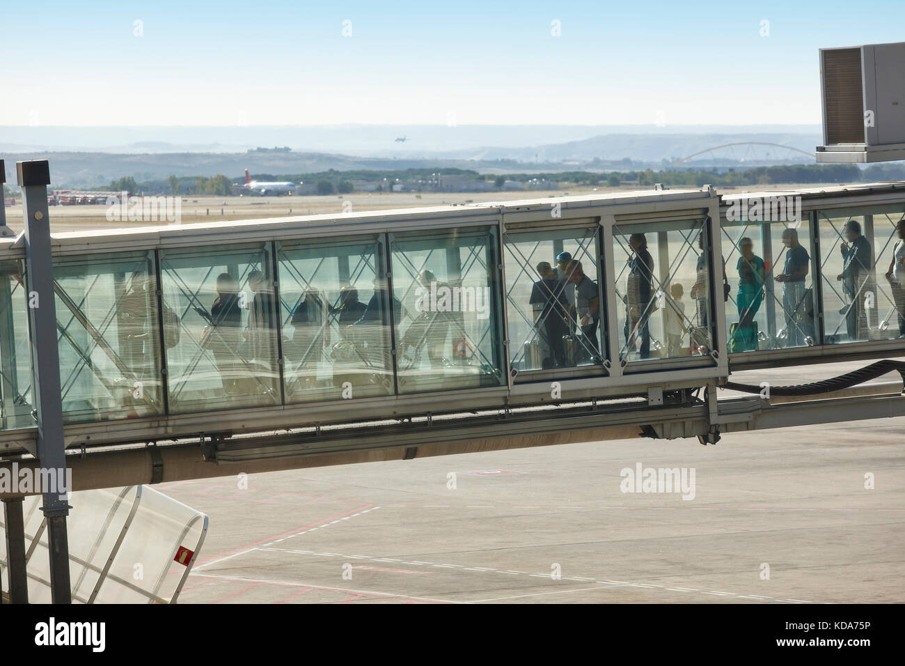 Aeroporto runaway con movimentatore telescopico e turisti. sfondo di trasporto orizzontale. Foto Stock