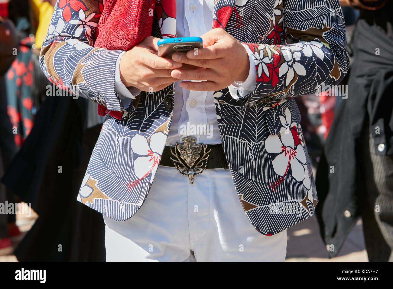 Milano - 20 settembre: l'uomo con nastro gucci e design floreale giacca guardando smartphone prima di alberto zambelli fashion show, la settimana della moda milanese stre Foto Stock