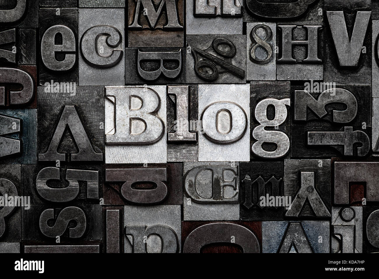 La parola blog fatto dal vecchio metallo lettere in rilievo Foto Stock