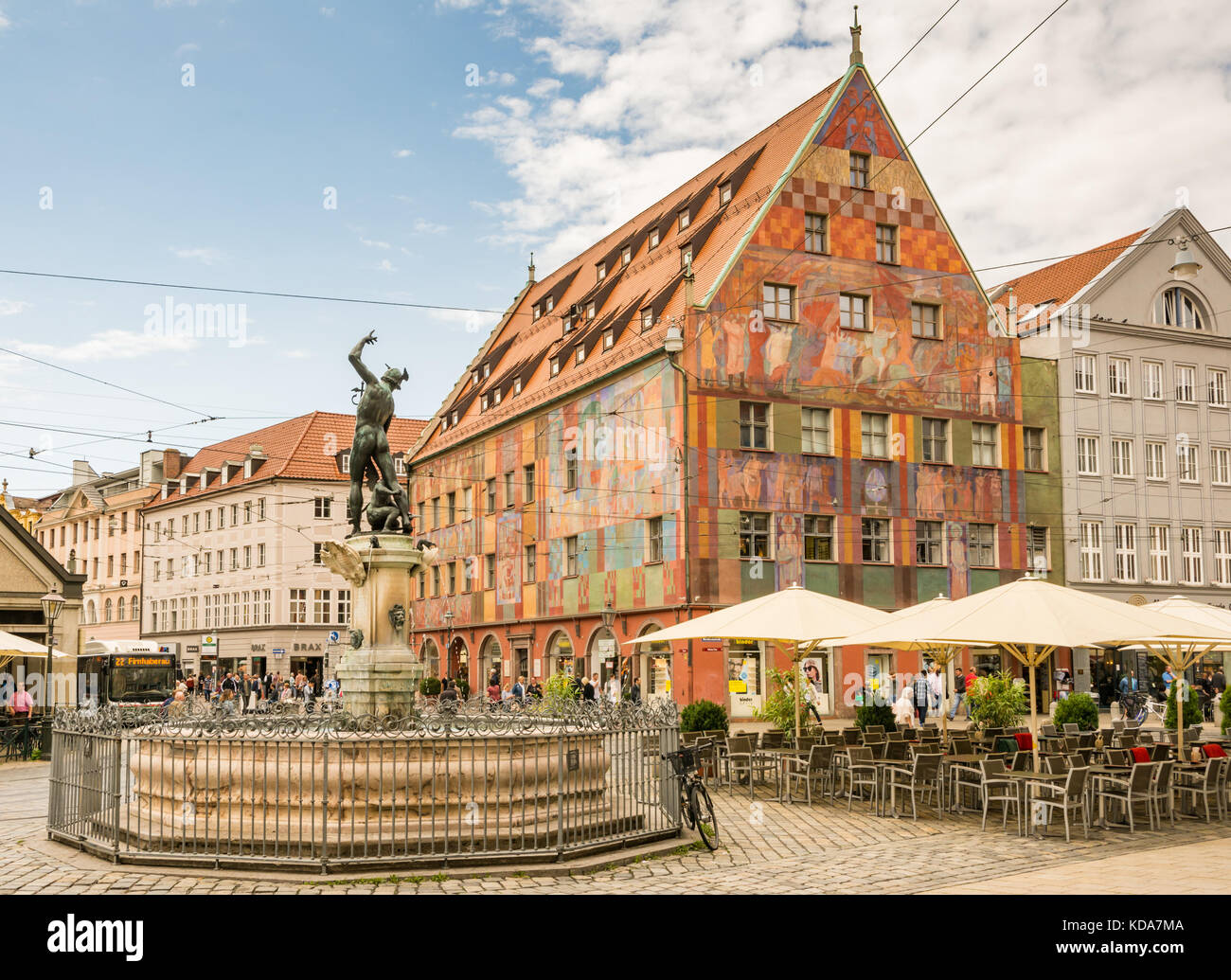 Augsburg, Germania - 19 agosto: città vecchia con merkur fontana e casa weberhaus ad Augsburg, in Germania il 19 agosto 2017. Augsburg è uno dei oldes Foto Stock