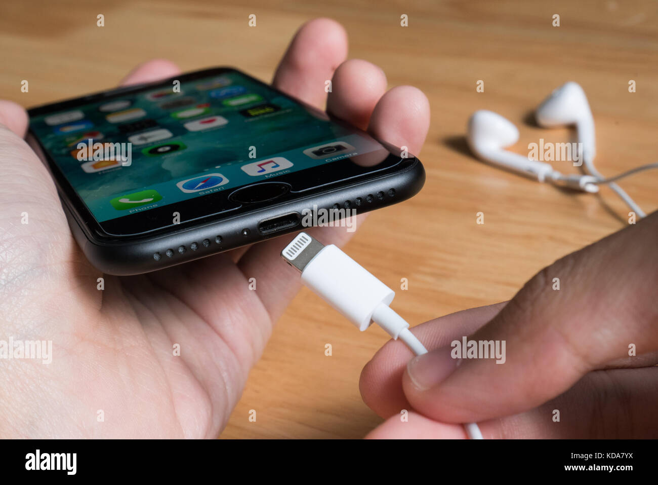 Bangkok, Tailandia - 11 Ottobre 2017 : vista dal basso della Apple iPhone 7 con connettore del fulmine e EarPods con connettore fulmini Foto Stock