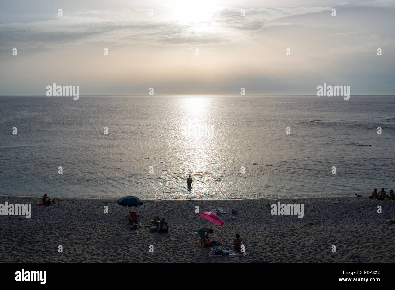 Vista dall'alto di una spiaggia sarda con i turisti al tramonto. Italia Foto Stock
