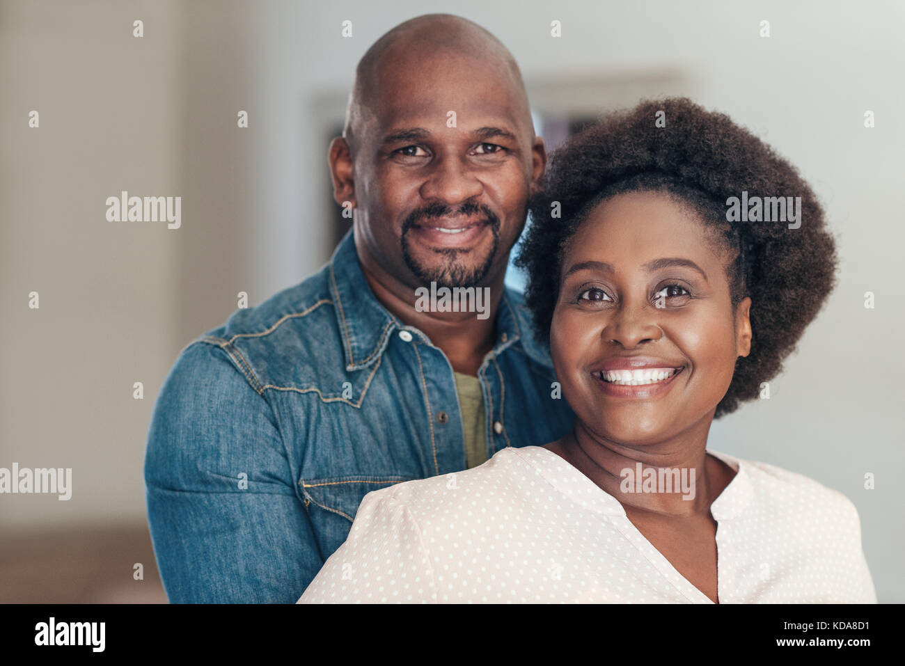 Contenuto african Coppia sorridente e di stare insieme a casa Foto Stock