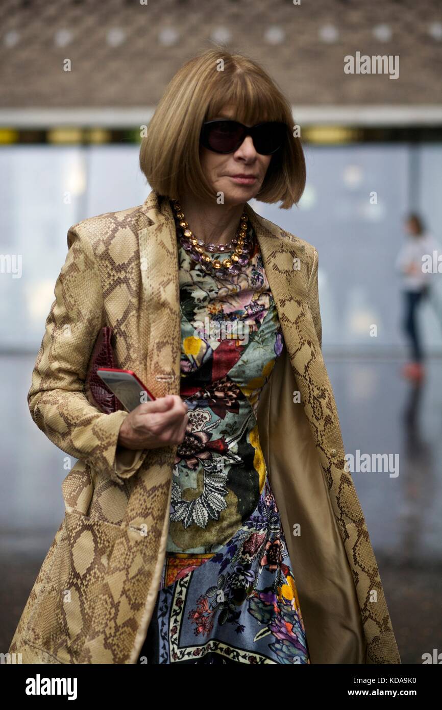 Anna Wintour dopo Christopher Kane london fashion week .primavera estate  ss18 . sett 2017 street style ***per solo uso editoriale*** Foto stock -  Alamy