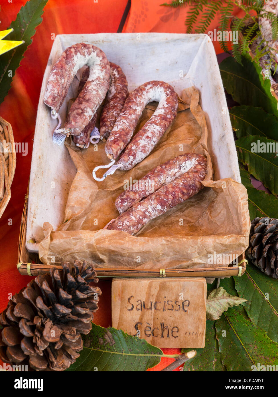 Saucisse francese Sausage secco attraente esposto sul paese rustico locale prodotti bancarella Moëlan sur Mer Bretagna Francia Foto Stock