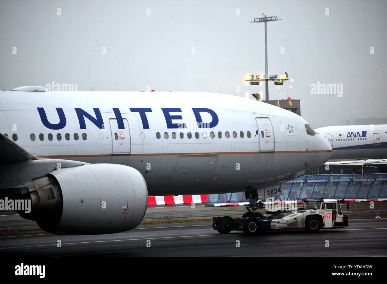 Un United Airlines aereo passeggeri in rullaggio a aeroporto di Francoforte in Germania. Foto Stock