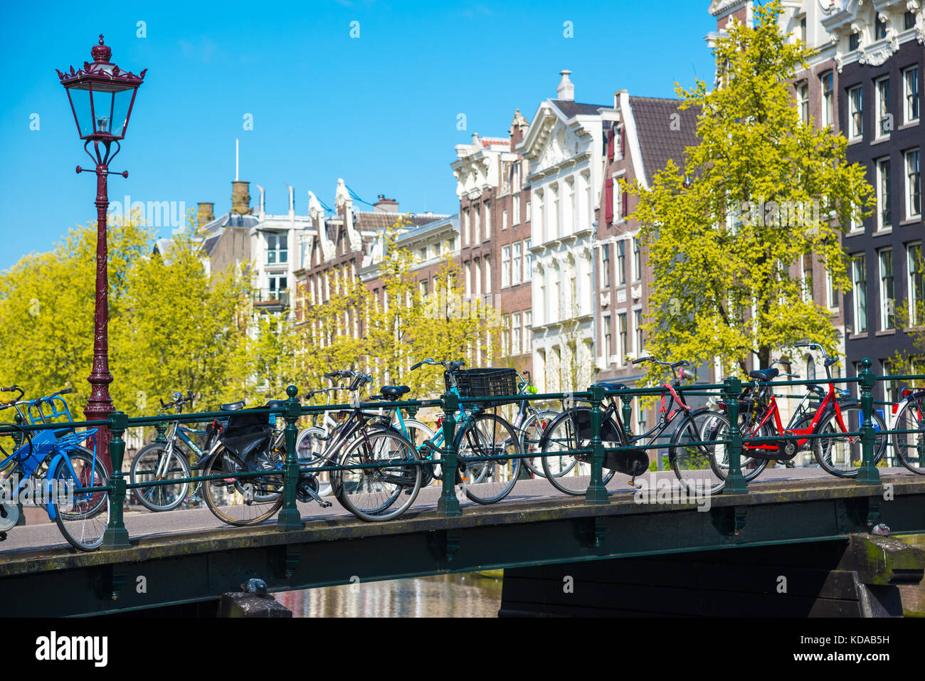 Amsterdam, Paesi Bassi - 19 Aprile 2017: la splendida vista dei canali di Amsterdam con il ponte e il tipico olandese case. Holland Foto Stock