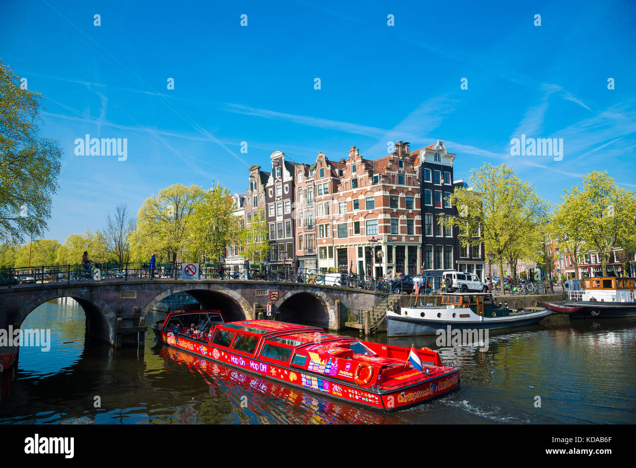 Amsterdam, Paesi Bassi - 20 Aprile 2017: La nave di escursione sul canale di Amsterdam Foto Stock