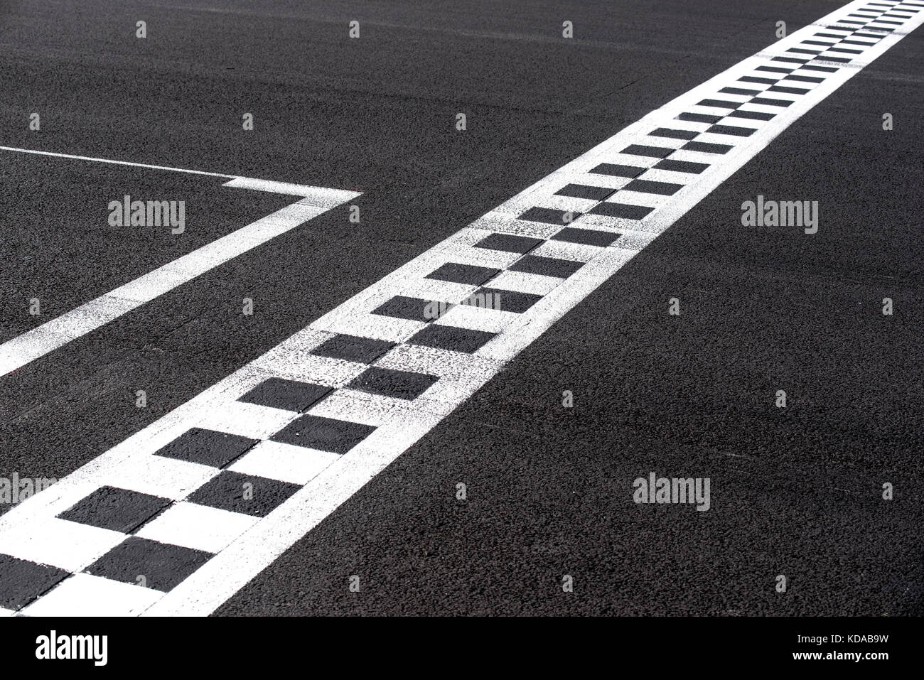 A scacchi la linea di finitura su asfalto motorsport racing via concetto di obiettivo, conseguimento, il successo Foto Stock