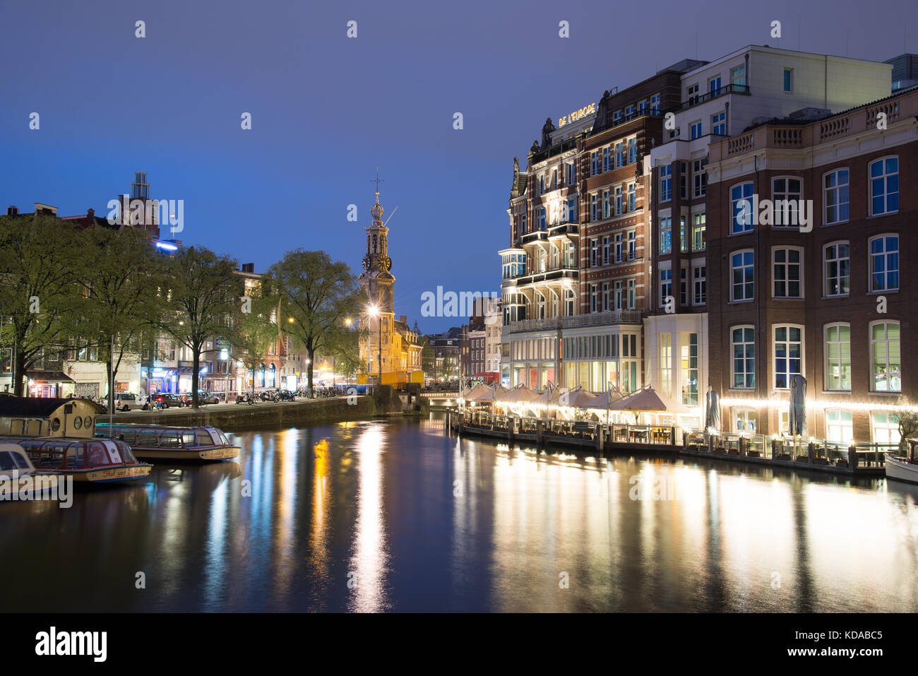 Amsterdam, Paesi Bassi - 21 Aprile 2017: Munttoren Torre a Muntplein square Amsterdam, Paesi Bassi al crepuscolo Foto Stock