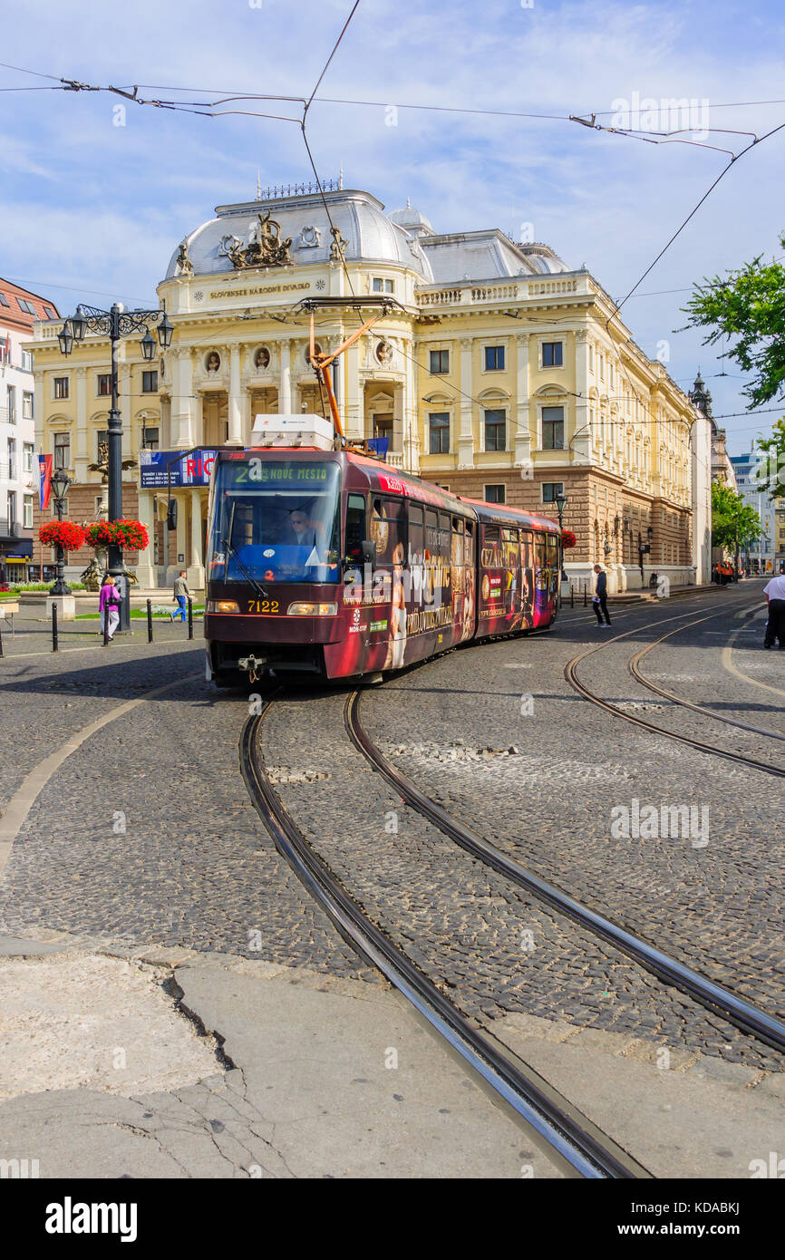 Bratislava, Slovacchia - 25 settembre 2013: scena del teatro nazionale square, con una fermata del tram, la gente del posto e i turisti, a Bratislava, in Slovacchia Foto Stock