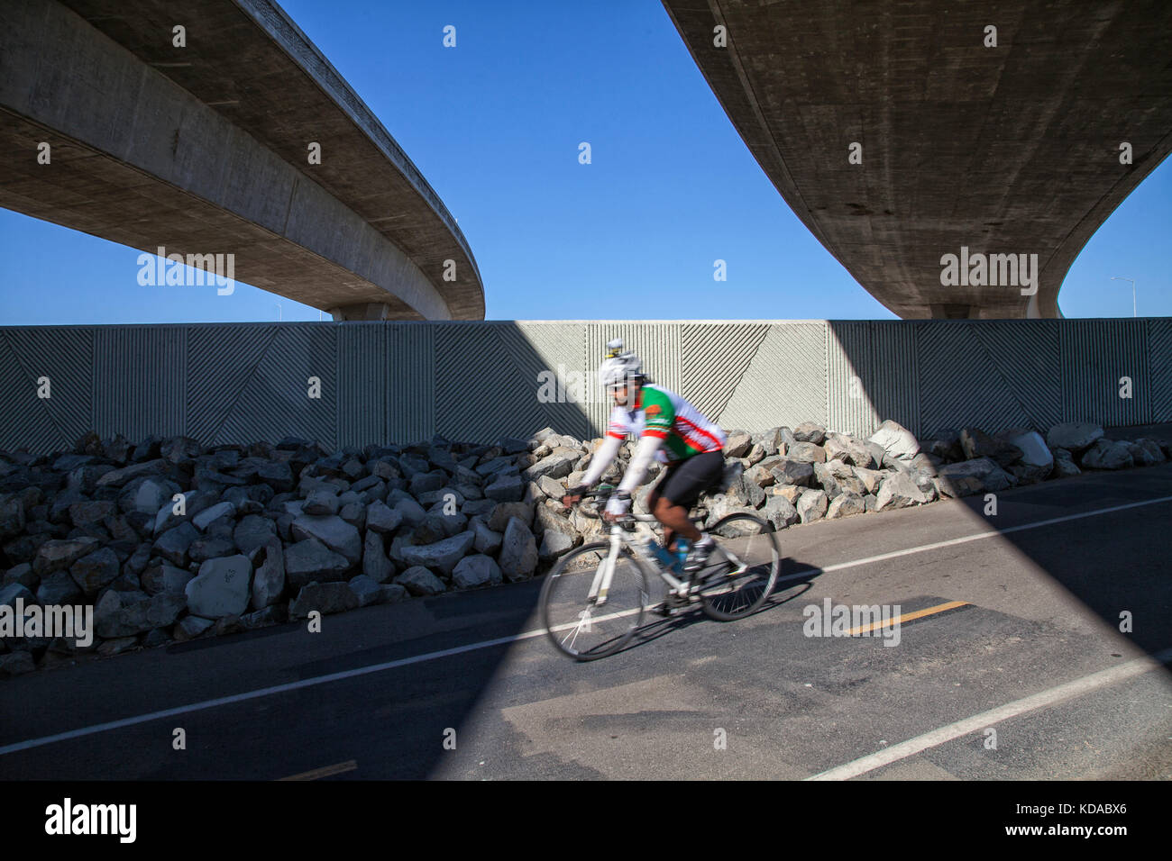 Percorso in bicicletta sotto il 105 freeway accanto al fiume di Los Angeles in Los Angeles, california, Stati Uniti d'America Foto Stock
