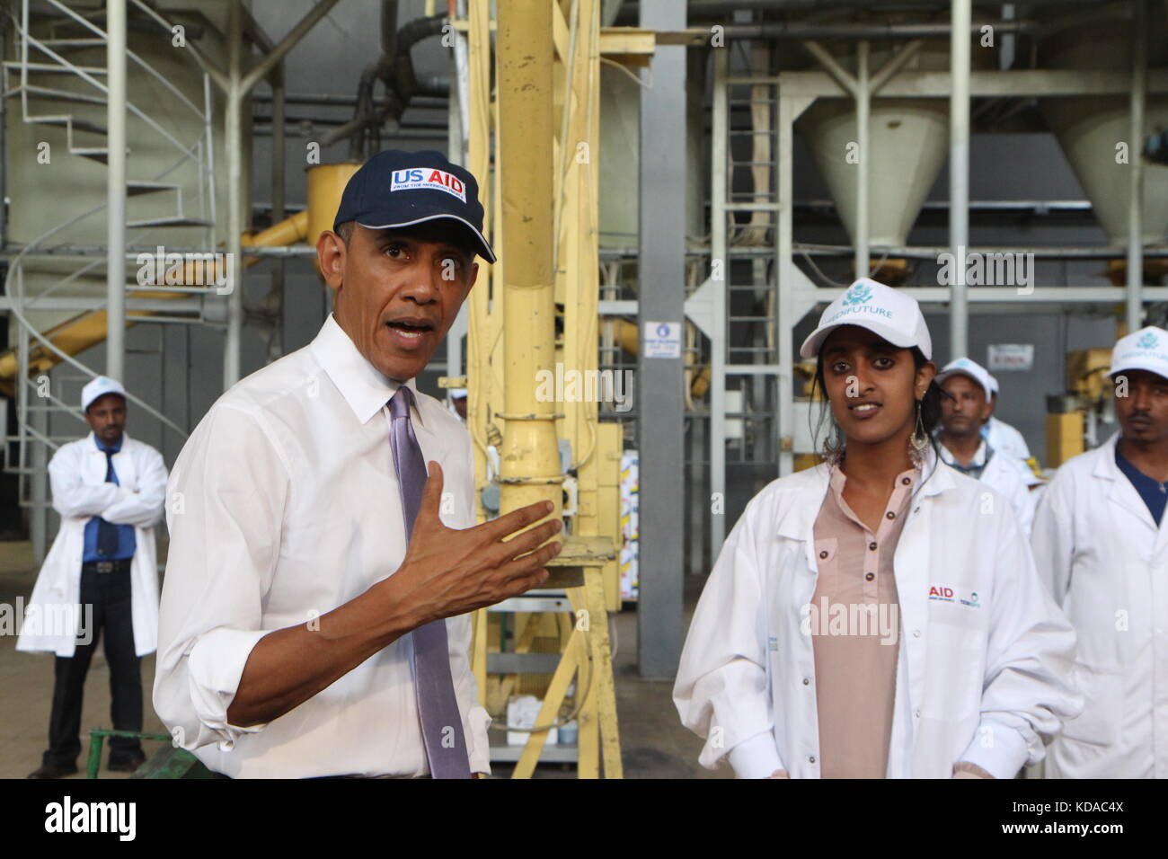 Il presidente degli Stati Uniti Barack Obama incontra con i lavoratori a usaid alimentare il futuro-finanziato faffa stabilimento alimentare luglio 27, 2015 in Etiopia ad Addis Abeba. Foto Stock