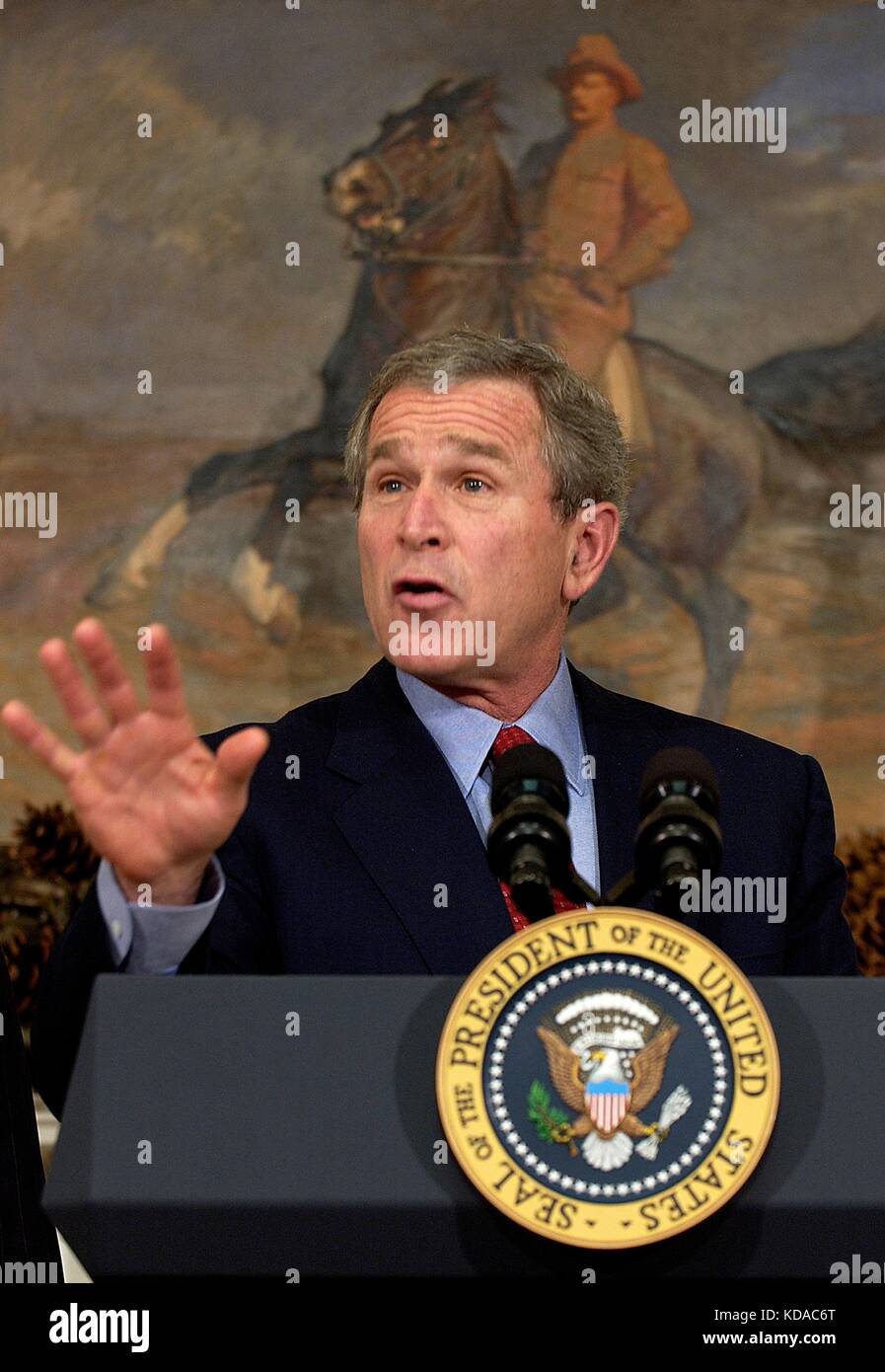 Il presidente degli Stati Uniti George W. Bush parla alla sala Roosevelt della Casa Bianca il 13 dicembre 2003 a Washington, DC. Foto Stock