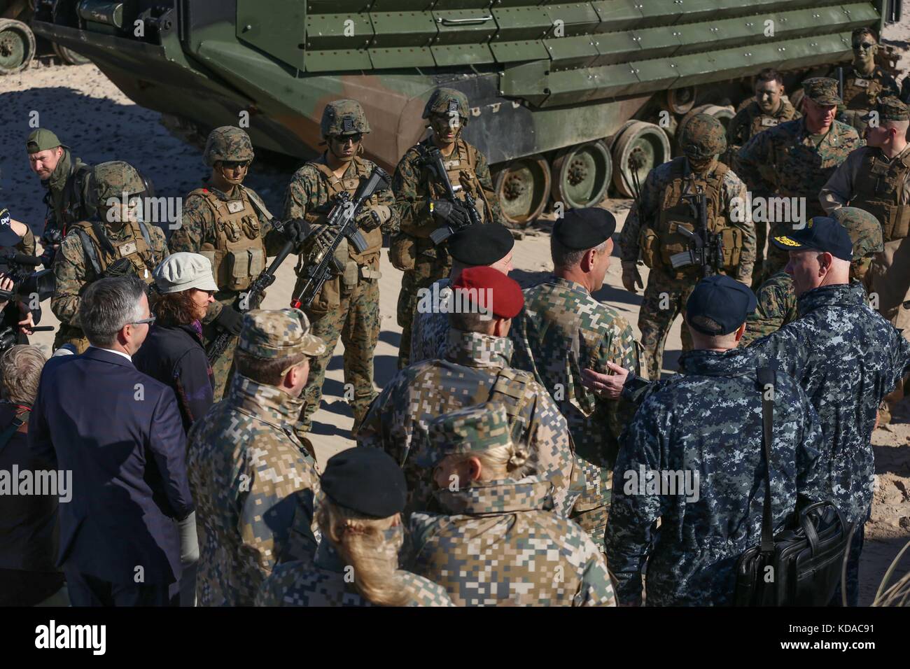 Nato parlare di leadership a US Marine Corps e soldati lettone dopo un assalto anfibio simulazione durante l'esercizio baltops giugno 6, 2017 in Ventspils, Lettonia. Foto Stock