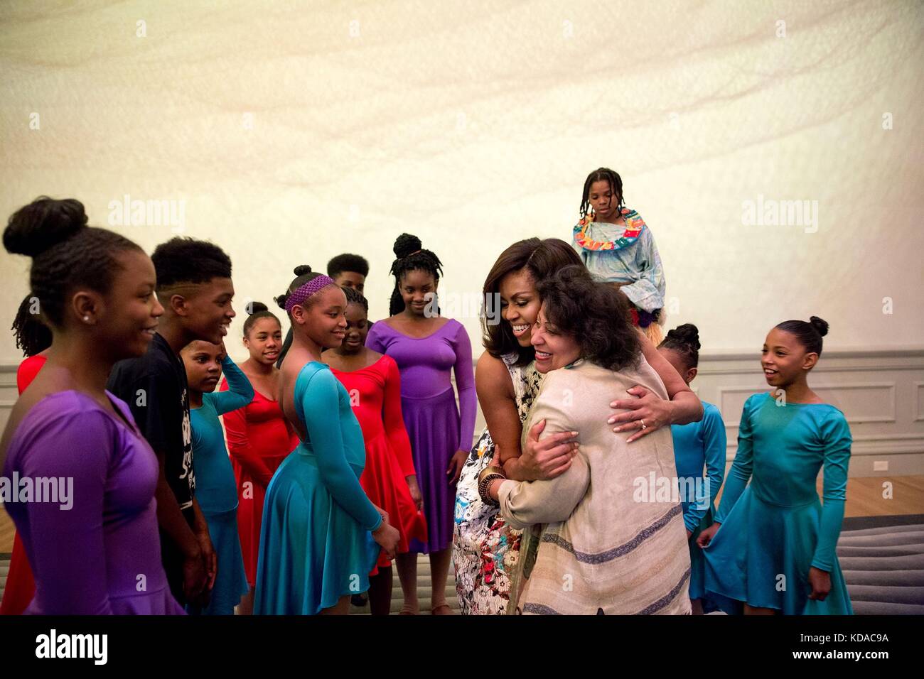 La First Lady americana Michelle Obama abbraccia l'insegnante della Savoy Elementary School Carol Foster dopo una performance di danza degli studenti del Turnaround Arts Program allo Smithsonian American Art Museum Renwick Gallery il 13 maggio 2016 a Washington, DC. Foto Stock