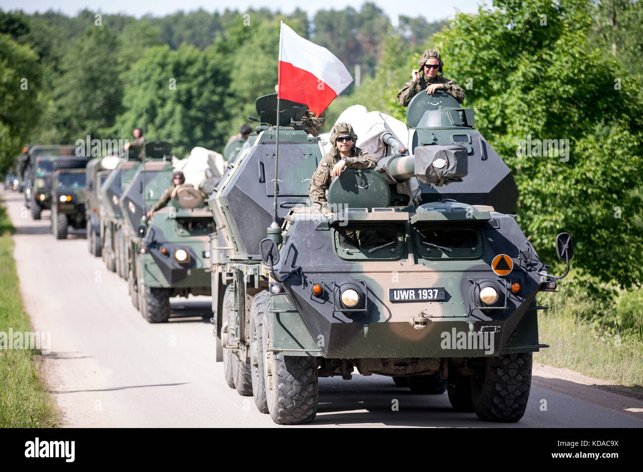 Degli Stati Uniti, Regno Unito, lituana e soldati polacchi guidare un convoglio di carri armati dalla Polonia Lituania durante l'esercizio saber strike giugno 18, 2017 vicino rukla, Lituania. Foto Stock