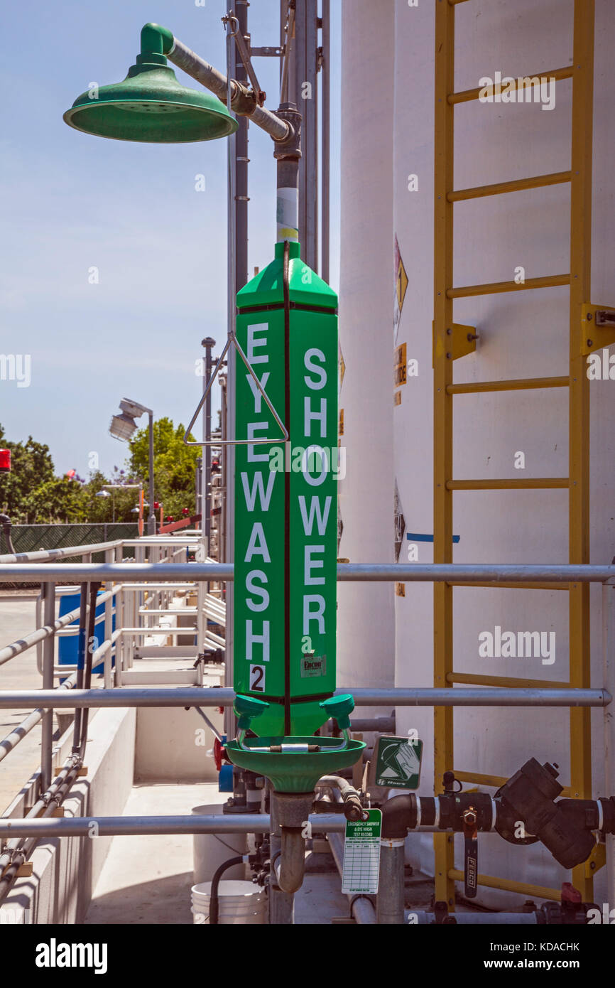 Assistenza di emergenza presso la struttura di trattamento dell'acqua avanzata Leo J. Vander Lans. Il Distretto di rifornimento idrico della California del Sud. Long Beach, California Foto Stock
