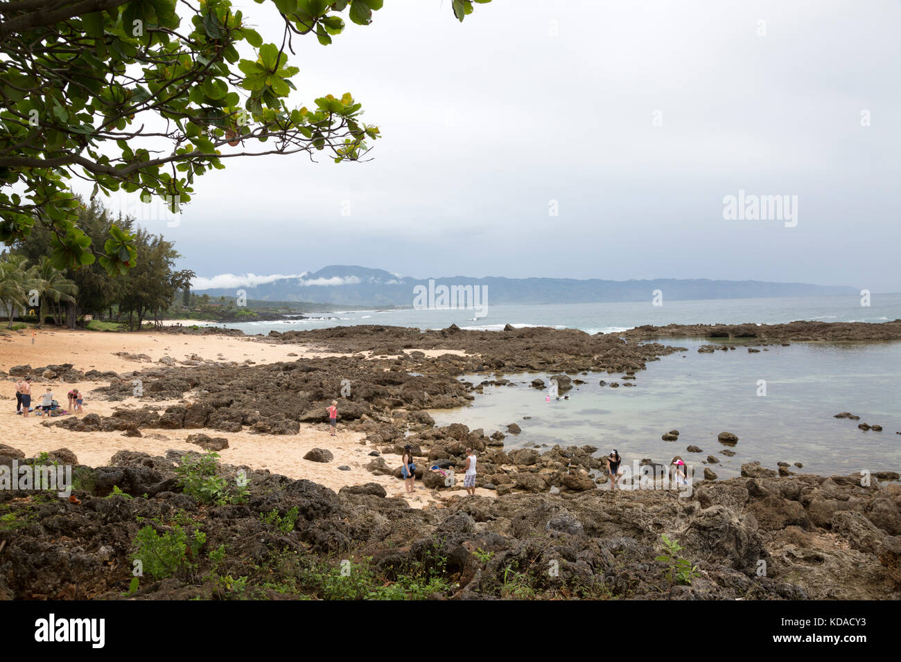 I turisti di esplorare gli squali Cove, una spiaggia lungo la costa nord di Oahu, Hawaii. Foto Stock