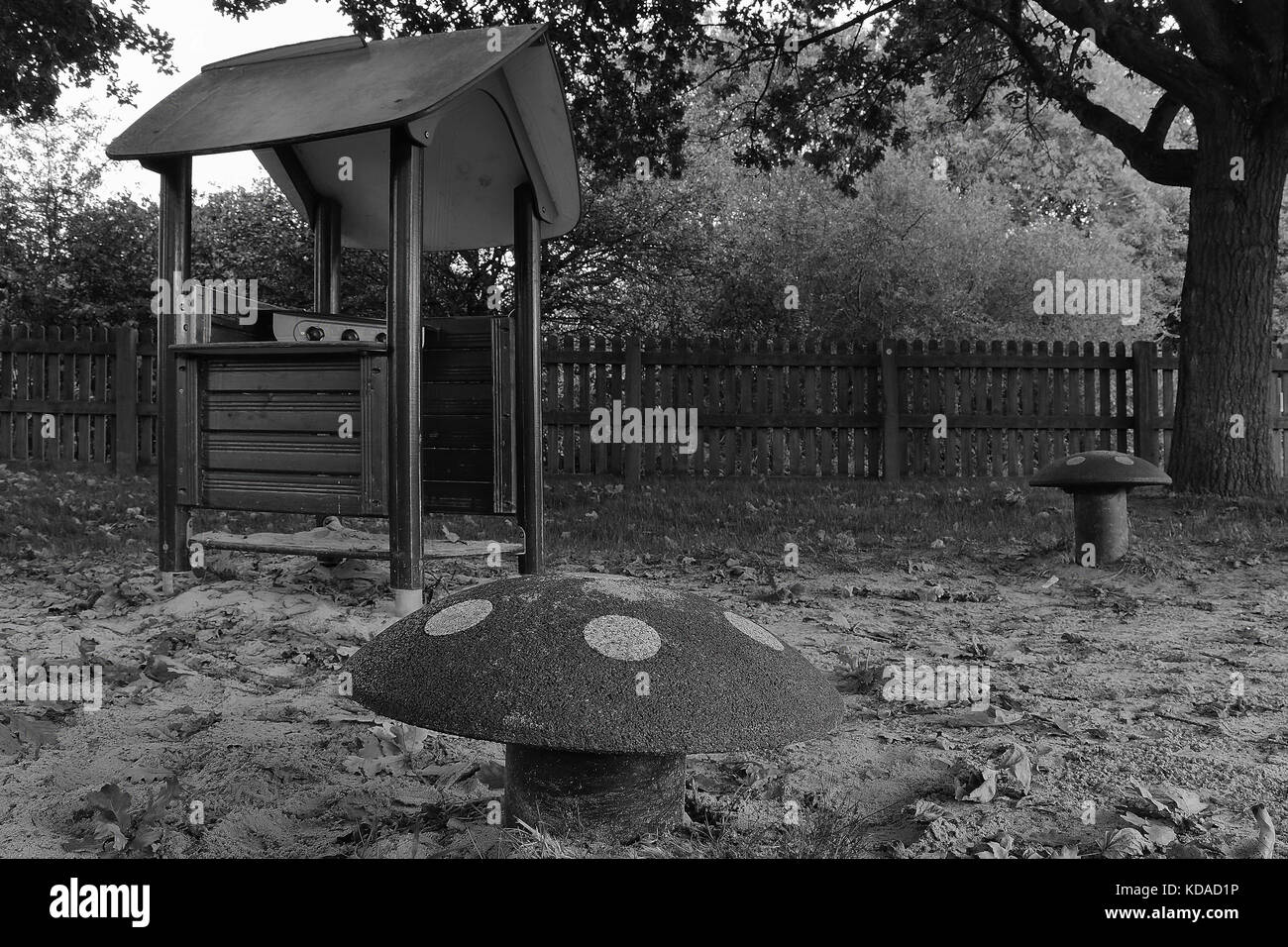 Parco giochi cucina con toad sgabelli intorno ad esso in bianco e nero Foto Stock