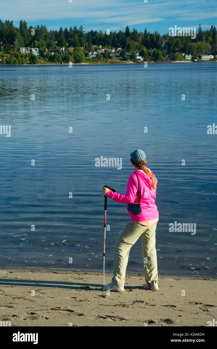 Escursionista sulla spiaggia di Eagle Harbor, Pritchard Park, Bainbridge Island, Washington Foto Stock