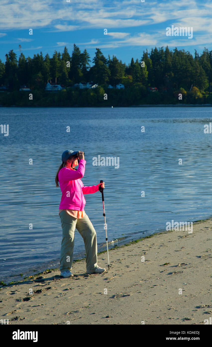 Escursionista sulla spiaggia di Eagle Harbor, Pritchard Park, Bainbridge Island, Washington Foto Stock