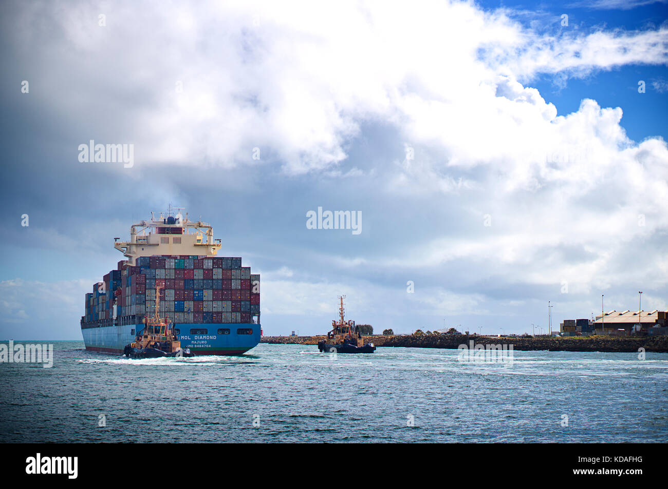 Nave portacontainer nel fiume Swan uscire fremantle porta con assistenza del rimorchiatore a traino Foto Stock