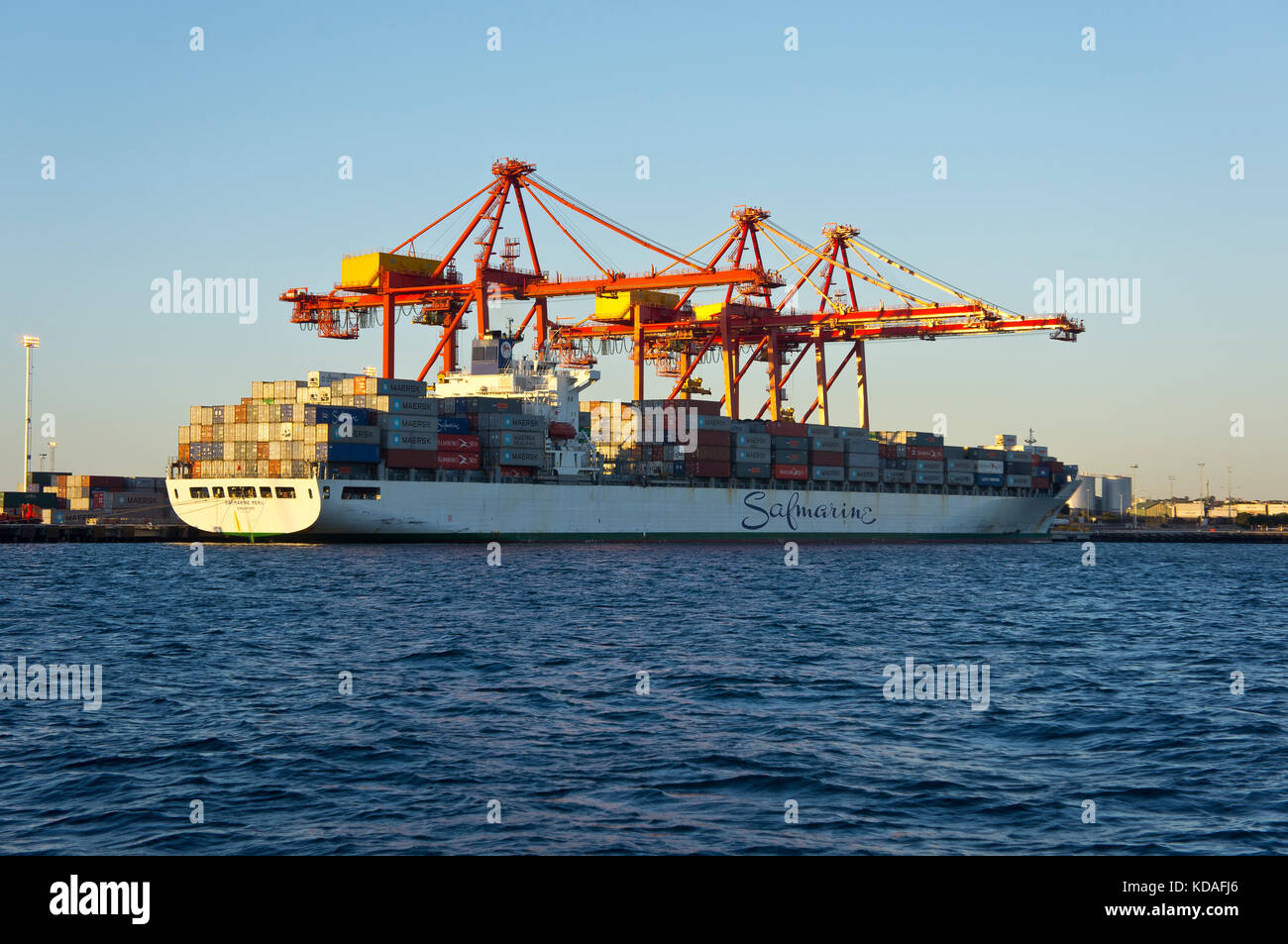 Nave di contenitore in fase di scarico nel porto di Fremantle, Australia occidentale Foto Stock