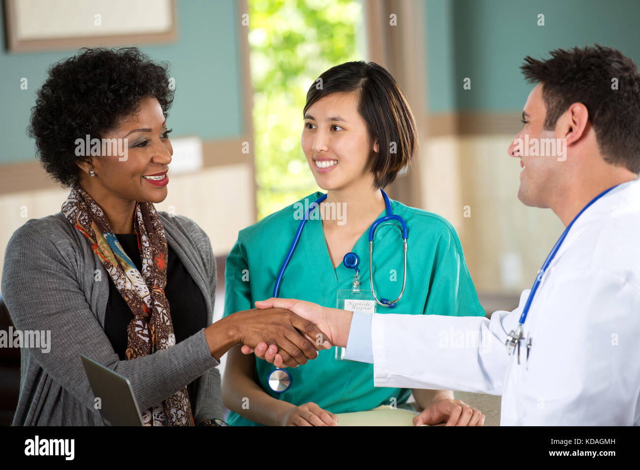 Il team medico di parlare con i pazienti. Foto Stock