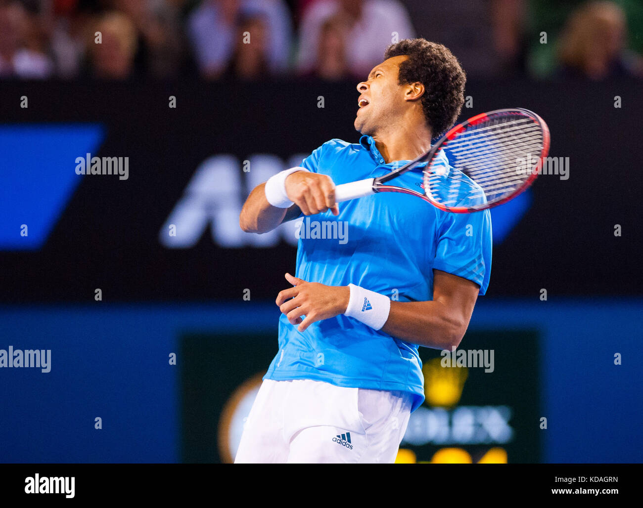 Jo-Wilifried Tsonga affrontò R. Federer (sui) al quarto turno degli Australian Open Men's Singles 2014. Presentato come una partita di rancore tra i rivali, Federe Foto Stock
