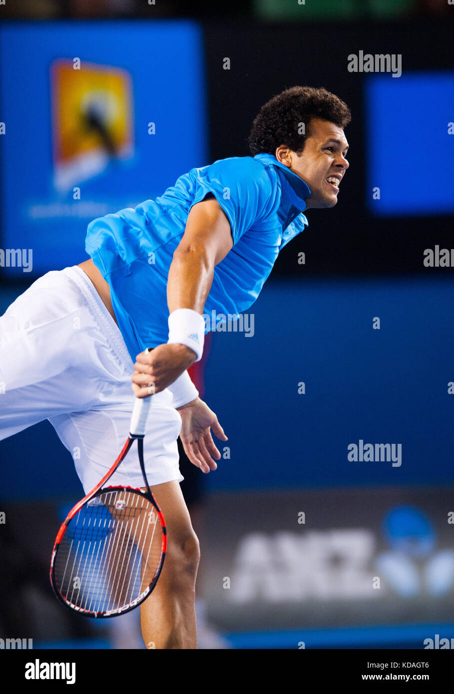 Jo-Wilifried Tsonga affrontò R. Federer (sui) al quarto turno degli Australian Open Men's Singles 2014. Presentato come una partita di rancore tra i rivali, Federe Foto Stock