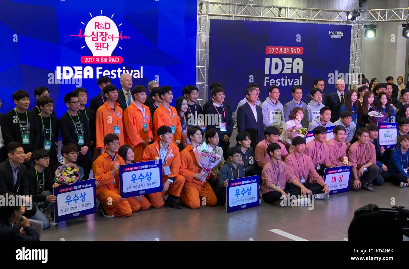 Finalisti al KIA idea Festival, a Seoul, Corea del Sud, dove gli ingegneri dell'azienda dimostrano i prototipi della nuova tecnologia automobilistica. Foto Stock